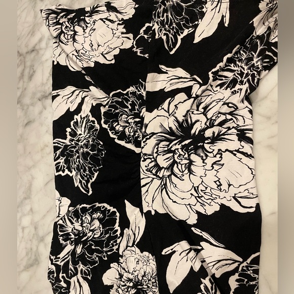 White House Black Market Black & White Flower Halter Top with Tie - Picture 6 of 7